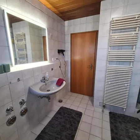 Gemuetliche 120 Qm Mit Balkon * 아델스도프