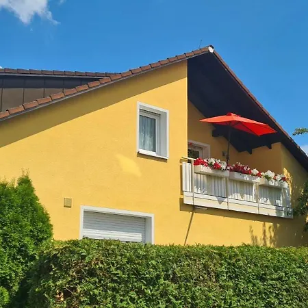 Gemuetliche 120 Qm Mit Balkon 아파트 아델스도프